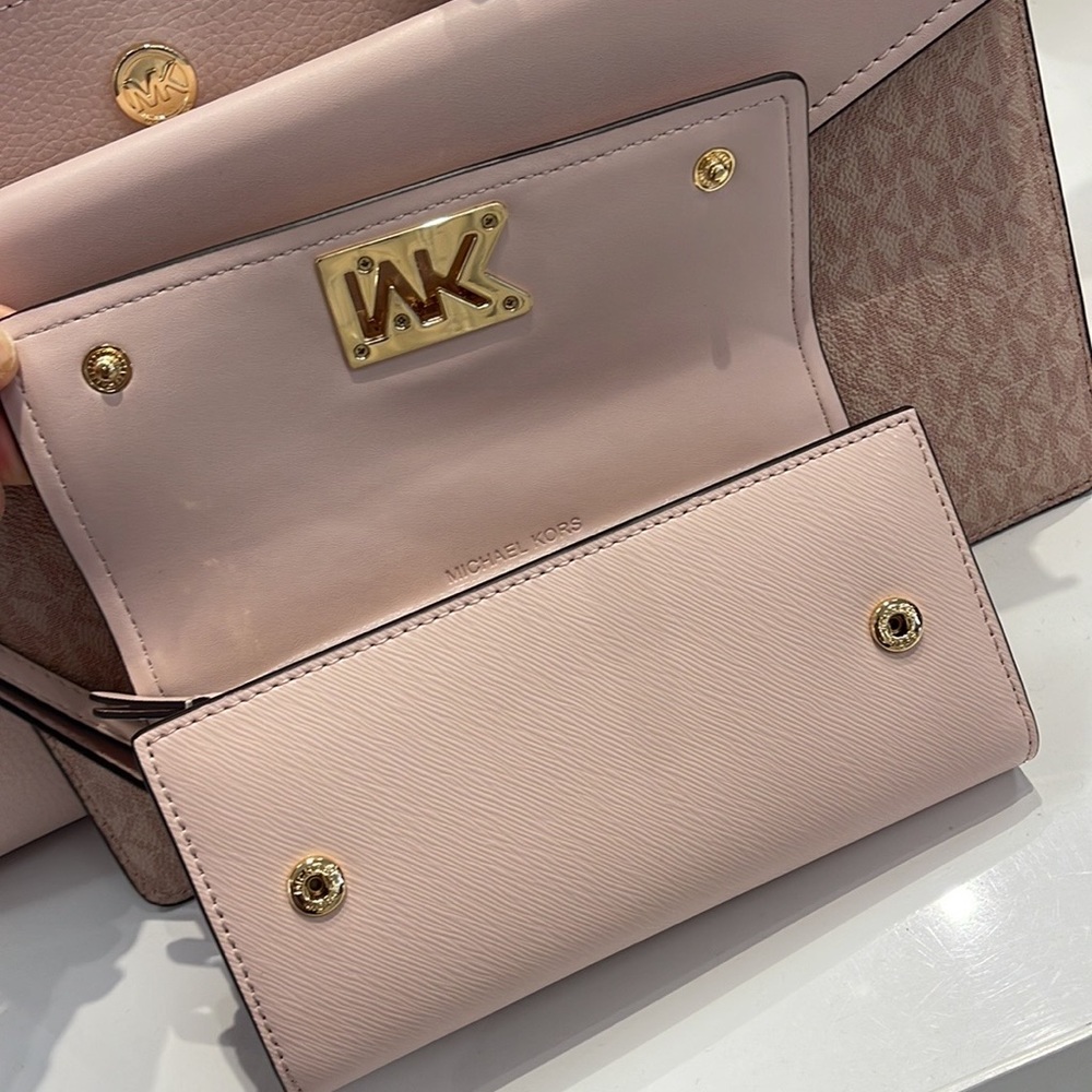 Michael Kors Mimi Large Saffiano Leather Bi-Fold Continental Wallet
Pawder Blush - Picture 11 of 16